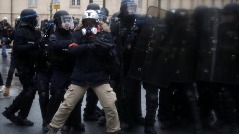 Συγκρούσεις για ακόμα μια φορά ξέσπασαν στη διαδήλωση των «κίτρινων γιλέκων» στο Παρίσι