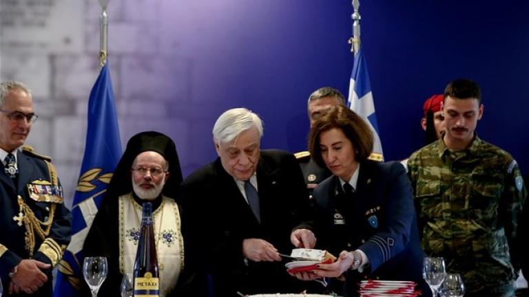 Προκόπης Παυλόπουλος: Έκοψε την πίτα της Προεδρικής Φρουράς και κέρδισε το φλουρί
