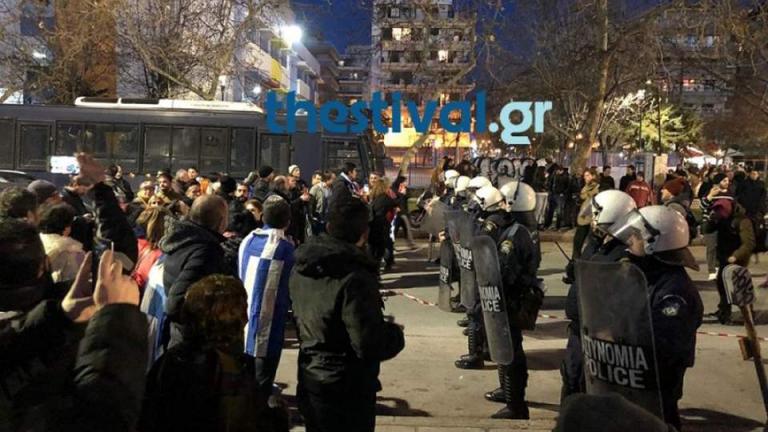 Θεσσαλονίκη: Ένταση μεταξύ διαδηλωτών και ΜΑΤ στο Μέγαρο Μουσικής