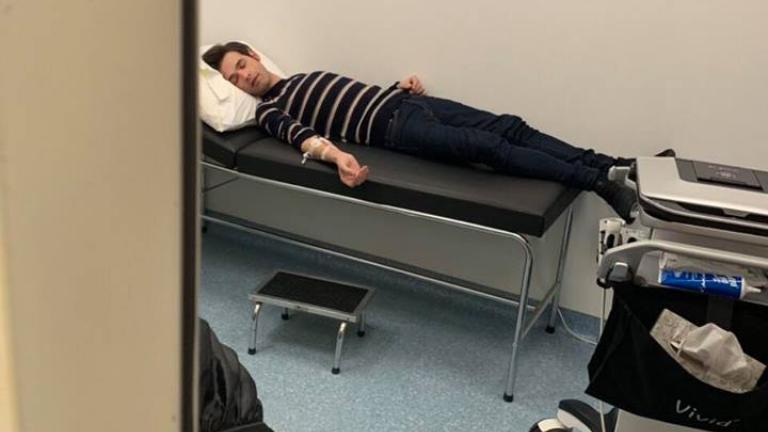 Μένιος Φιουρθιώτης: Δύσκολες ώρες για τον παρουσιαστή! Κατέρρευσε και τον επανέφεραν οι γιατροί... (ΕΙΚΟΝΕΣ ΣΟΚ)