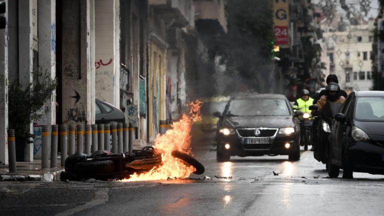 Σε τι κατάσταση βρίσκεται ο διαδηλωτής που μαχαίρωσαν και έκαψαν την μοτοσικλέτα του στα Εξάρχεια