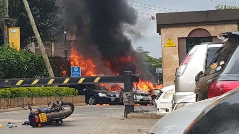 Εισβολή ενόπλων με εκρήξεις και πυροβολισμούς σε ξενοδοχείο στην Κένυα