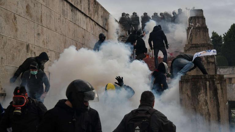 «Έπνιξαν» το συλλαλητήριο με δακρυγόνα - Το χρονικό των επεισοδίων