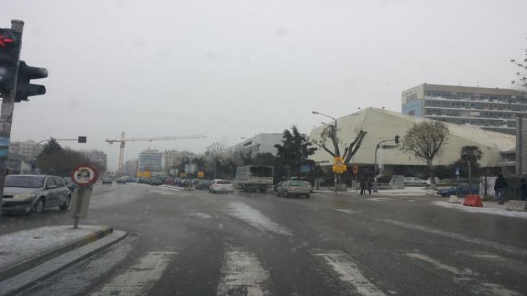 Πυκνό χιόνι πέφτει στο κέντρο της Θεσσαλονίκης