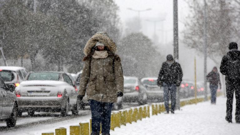 Σε κλοιό κακοκαιρίας η χώρα: Χιόνια, τσουχτερό κρύο και θυελλώδεις άνεμοι στα πελάγη