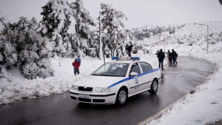 Alert από Τροχαία για τα χιόνια στην Αττική: Απαγόρευση διέλευσης φορτηγών και χρήση αντιολισθητικών αλυσίδων