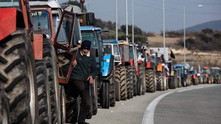 Σήμερα οι αγρότες στο μπλόκο της Νίκαιας αποφασίζουν αν θα κλιμακώσουν τις κινητοποιήσεις τους