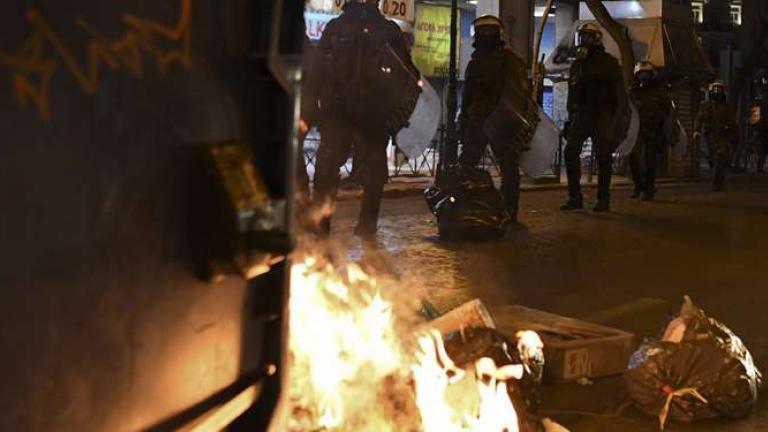 Ομόνοια: Σοβαρά επεισόδια και συγκρούσεις μεταξύ διαδηλωτών και αστυνομικών σημειώθηκαν μετά από πορεία διαμαρτυρίας (ΦΩΤΟ)