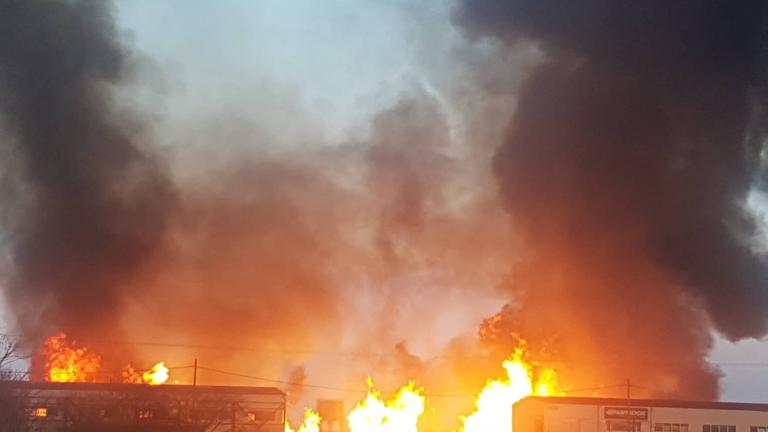 Μεγάλη πυρκαγιά μαίνεται σε εργοστάσιο ξυλείας, στην παλιά εθνική οδό Λάρισας – Βόλου