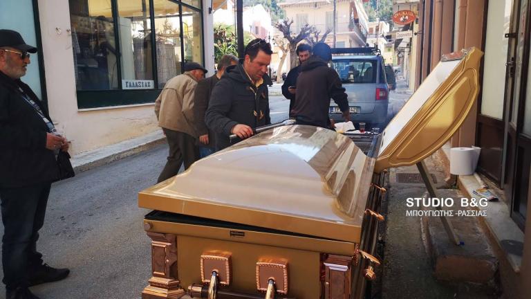 Έναν...πρωτότυπο τρόπο βρήκε ένα γραφείο τελετών στο Ναύπλιο να γιορτάσει την Τσικνοπέμπτη (ΦΩΤΟ-ΒΙΝΤΕΟ)