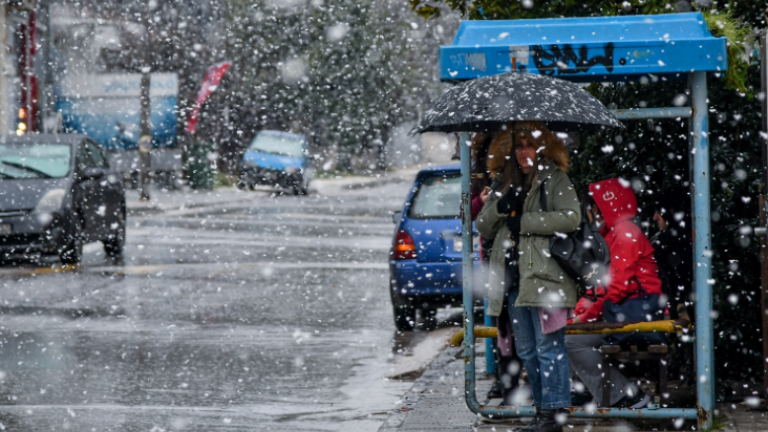 Σύμφωνα με τον μετεωρολόγο Καλλιάνο, το έντονο κρύο έχει «κλειδώσει» ωστόσο ερώτημα αποτελεί πώς θα κινηθούν τα βαρομετρικά συστήματα που αν επαληθευτούν θα φέρουν χιόνι ως το..κύμα