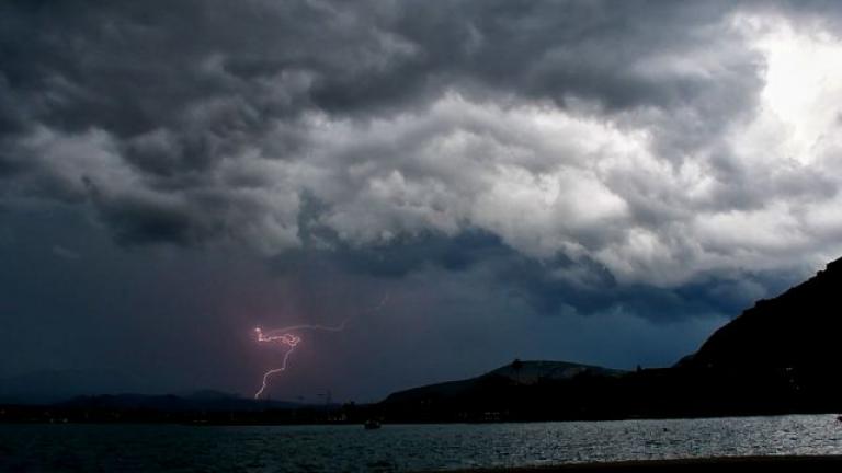 Όπως έχουν προειδοποιήσει οι μετεωρολόγοι τις προηγούμενες μέρες, ο καιρός χαλάει απότομα από την Τρίτη με τα φαινόμενα να είναι έντονα, τουλάχιστον μέχρι το πρωί της Τετάρτης σε όλη σχεδόν την χώρα