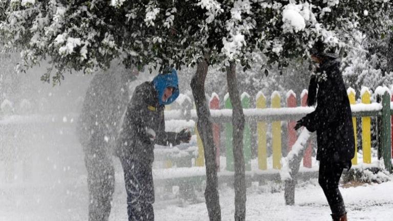 Το βαρύ χειμωνιάτικο σκηνικό του καιρού θα διατηρηθεί και την Τετάρτη (27/2), ωστόσο τα φαινόμενα δεν θα έχουν καμία σχέση σε ένταση με αυτά των περασμένων ημερών