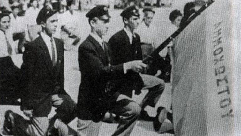 Σαν σήμερα 7 Φεβρουαρίου 1956 σκοτώνεται από τους Άγγλους σε μαθητική διαδήλωση ο 18χρονος Πετράκης Γιαλλούρος