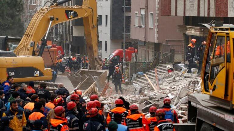 Κωνσταντινούπολη: Τους 21 έφτασαν οι νεκροί από την κατάρρευση κτιρίου - Οι 9 από την ίδια οικογένεια