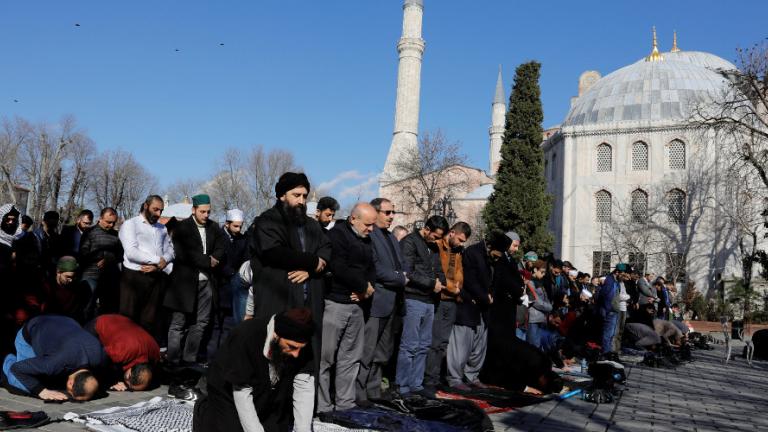 Νέα Τουρκική πρόκληση από τον ισλαμικό όχλο έξω από την Αγία Σοφιά (ΒΙΝΤΕΟ)