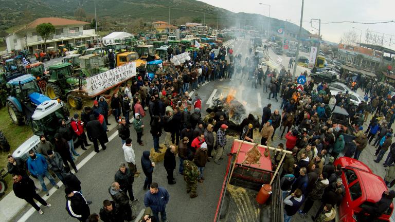 Το είπαν και το έκαναν οι αγρότες και σκληραίνουν την στάση τους πανελλαδικά με αποτέλεσμα τις ερχόμενες μέρες να στηθούν και άλλα μπλόκα στο εθνικό οδικό δίκτυο