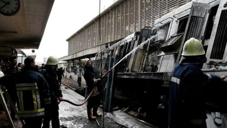 Τραγικός ο απολογισμός της πυρκαγιάς στον κεντρικό σιδηροδρομικό σταθμό «Ραμσής» του Καΐρου στην Αίγυπτο-Παραιτήθηκε ο υπουργός Μεταφορών