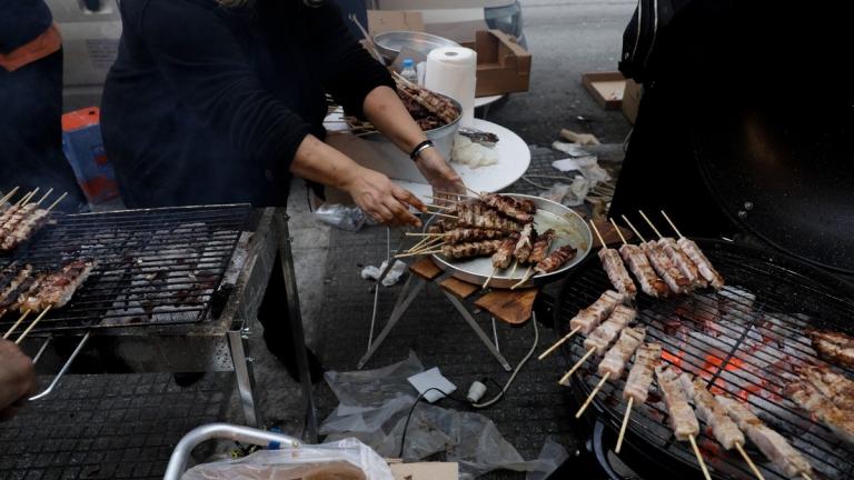 Έξω από τη Βουλή τσίκνισαν οι καθαρίστριες του Δρομοκαΐτειου ζητώντας ανανέωση των συμβάσεών τους