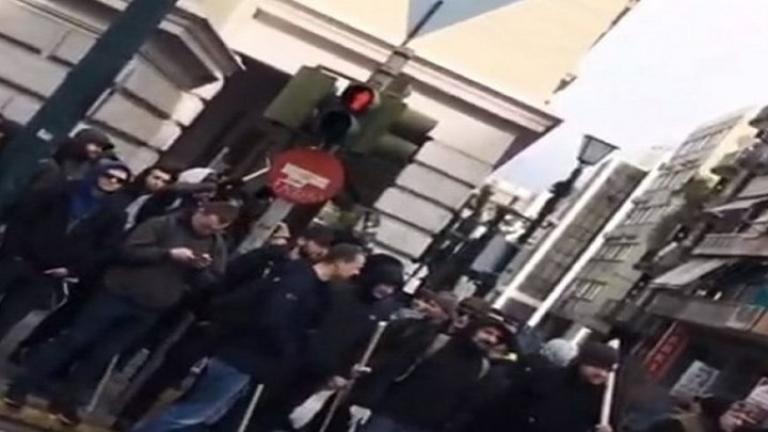 Αμετανόητοι χούλιγκαν οι οπαδοί της Ντιναμό Κιέβου: Με καδρόνια στην Ομόνοια λίγο πριν αναχωρήσουν (ΒΙΝΤΕΟ)
