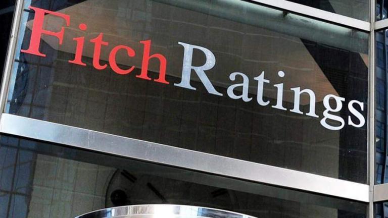 Καμπανάκι κινδύνου από την Fitch για το οικονομικό μέλλον της Ελλάδας που επηρεάζεται από αναδρομικά και ανοίγματα των τραπεζών