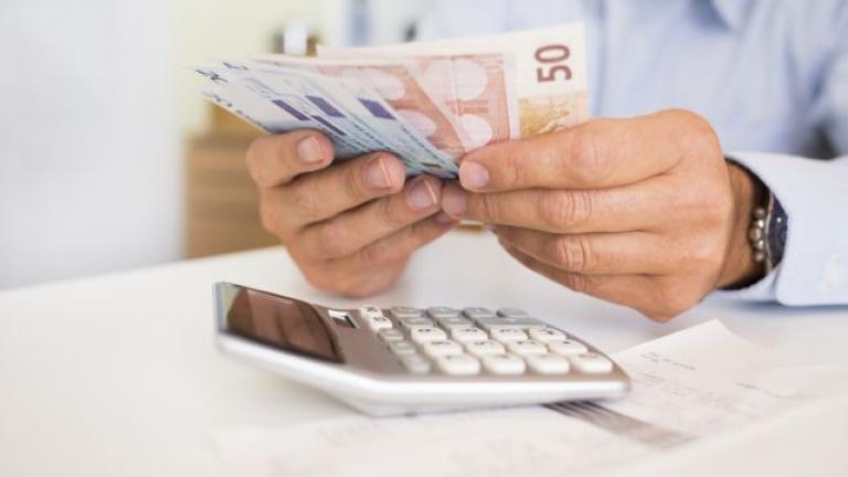 Πόσο διαμορφώνεται το ποσό του χρέους με το οποίο κάθε Έλληνας επιβαρύνεται έναντι δανειστών από το εξωτερικό