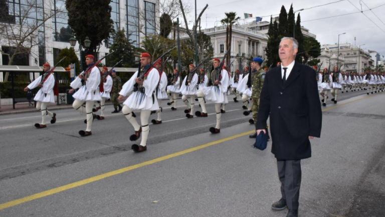 Συγκίνηση στην παρέλαση της Προεδρικής Φρουράς - Τίμησαν τον εύζωνα Σπύρο Θωμά