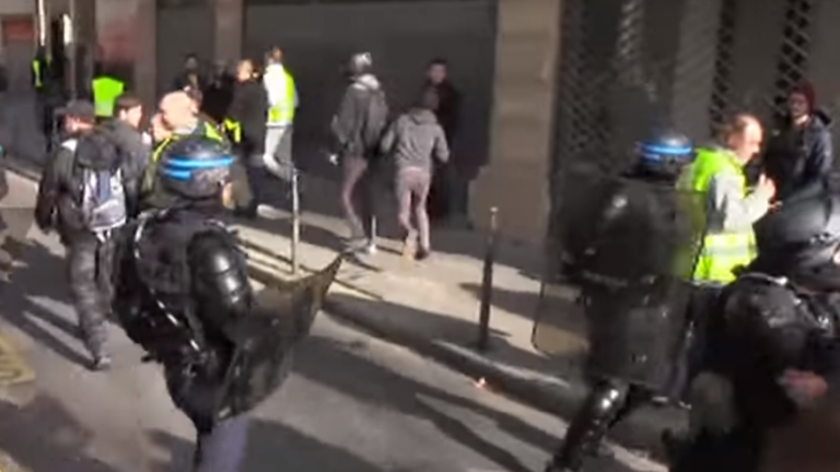 Συνεχίζονται σταθερά οι συγκρούσεις των Κίτρινων Γιλέκων στο Παρίσι (ΒΙΝΤΕΟ)