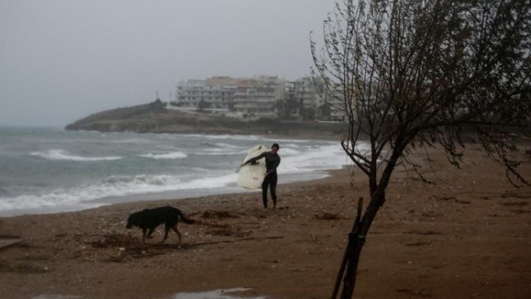 Υποχωρεί η κακοκαιρία - Πολλή βροχή στην Εύβοια - πλήθος κεραυνών στο Αιγαίο