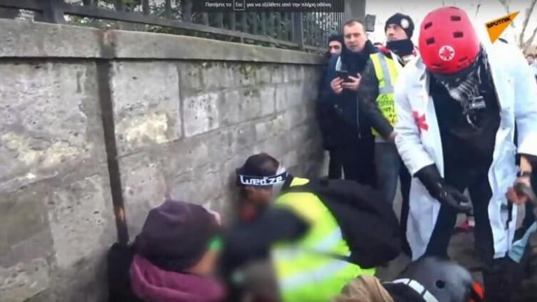 Προσοχή βίντεο με ΣΚΗΡΕΣ ΕΙΚΟΝΕΣ! Διαδηλωτής έχασε το χέρι του από χειροβομβίδα στα Κίτρινα Γιλέκα