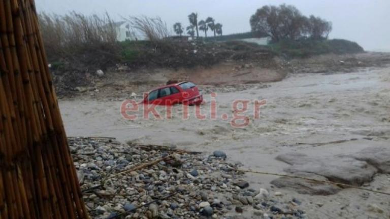 Χτυπήθηκε άγρια από την κακοκαιρία η Κρήτη - Αγωνία για τον αγνοούμενο