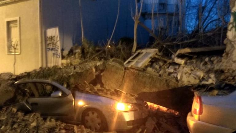 Κατέρρευσε κτήριο και καταπλάκωσε αυτοκίνητα στο Γκάζι