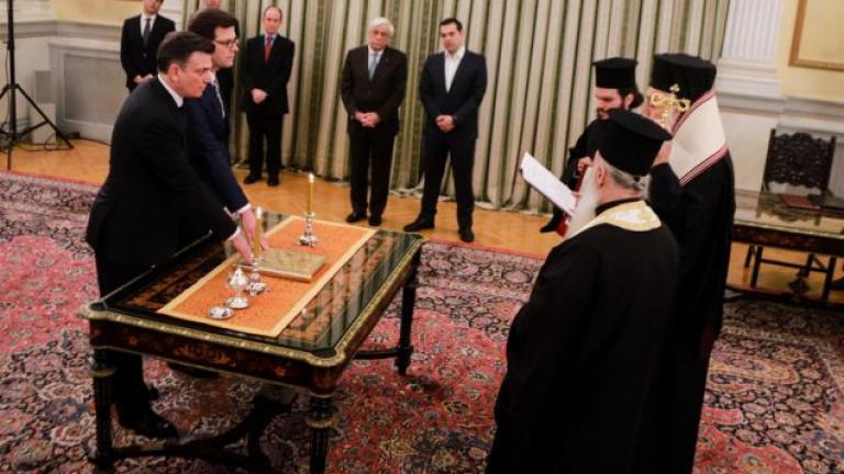 Ορκωμοσία: Ο θρησκευτικός όρκος των «ορφανών» του ΓΑΠ - Τσίπρας: «Έβαλα και... θρησκευόμενους στο σχήμα» (ΦΩΤΟ & ΒΙΝΤΕΟ)