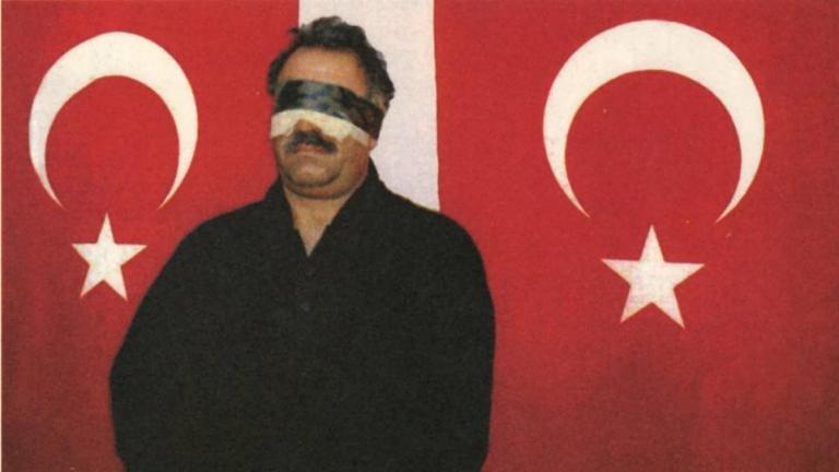 Σαν σήμερα 15 Φεβρουαρίου 1999 η κυβέρνηση ΣΗμίτη παραδίδει στην Τουρκία τον Αμπντουλάχ Οτσαλάν