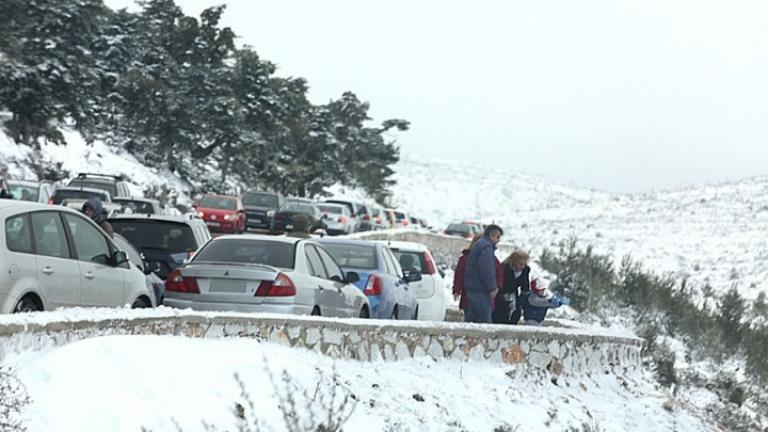 Χιονίζει στην Αττική - Προβλήματα στην κυκλοφορία στα ορεινά τμήματα  