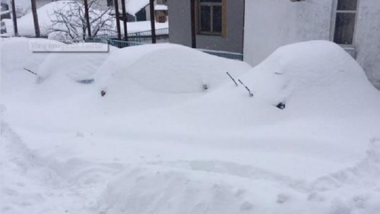 Κακοκαιρία «Ωκεανίς»: Σαρώνει το Πήλιο - Αυτοκίνητα θάφτηκαν στα χιόνια (ΒΙΝΤΕΟ)