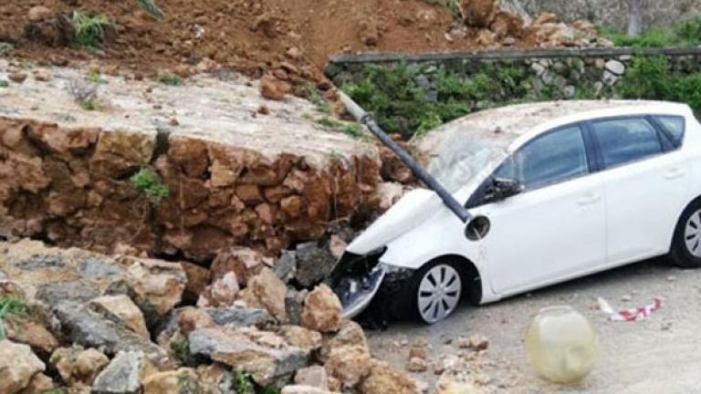 Χανιά: Κατέρρευσε μεγάλο τμήμα του Επιπρομαχώνα του Αγίου Δημητρίου - Καταπλακώθηκαν αυτοκίνητα (ΦΩΤΟ)