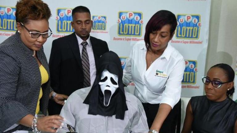 Θεούλης! Κέρδισε στο τζακ ποτ 1,2 εκ. δολάρια και τα παρέλαβε με τη μάσκα του Scream για να μη τον αναγνωρίσουν οι συγγενείς! (ΒΙΝΤΕΟ)