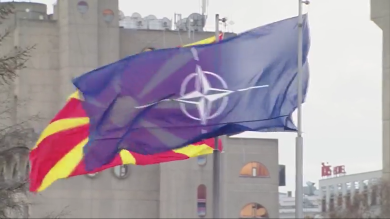 Η σημαία του ΝΑΤΟ κυματίζει πλέον στα Σκόπια - Αλλάζουν και τις πινακίδες