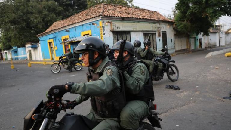 Βενεζουέλα: Αυτομόλησαν 4 στρατιώτες και ο διοικητής τους - Γκουαϊδό «Καθ' οδόν η ανθρωπιστική βοήθεια» (ΒΙΝΤΕΟ)