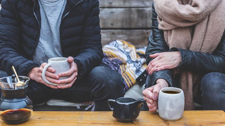 Όλο και λιγότερα παιδιά σε όλο και μεγαλύτερη ηλικία, γεννούν οι γυναίκες