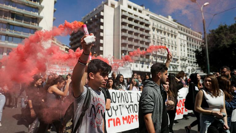 Με μικροεπεισόδια ολοκληρώθηκε η πορεία των μαθητών στη Βουλή