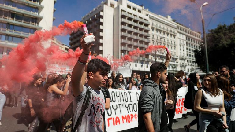 Με μικροεπεισόδια ολοκληρώθηκε η πορεία των μαθητών στη Βουλή