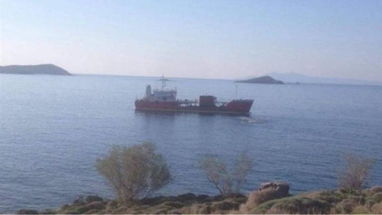  Άνδρος: Αποκολλήθηκε το δεξαμενόπλοιο που είχε προσαράξει σε βραχονησίδα