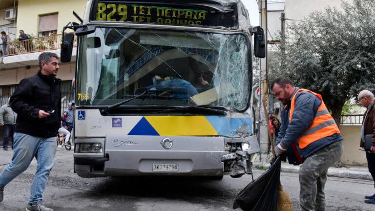 Σύγκρουση δύο αστικών λεωφορείων σημειώθηκε στο Αιγάλεω-Το ένα κατέληξε σε κολώνα (video)