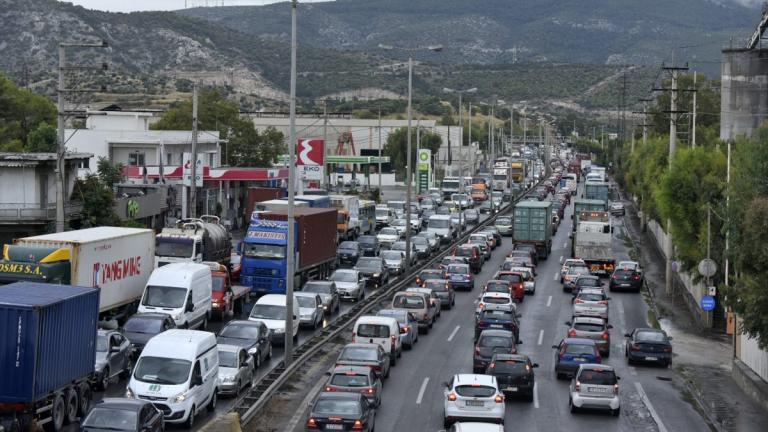 Κυκλοφοριακό κομφούζιο στην Αττική Οδό ύστερα από ανατροπή νταλίκας