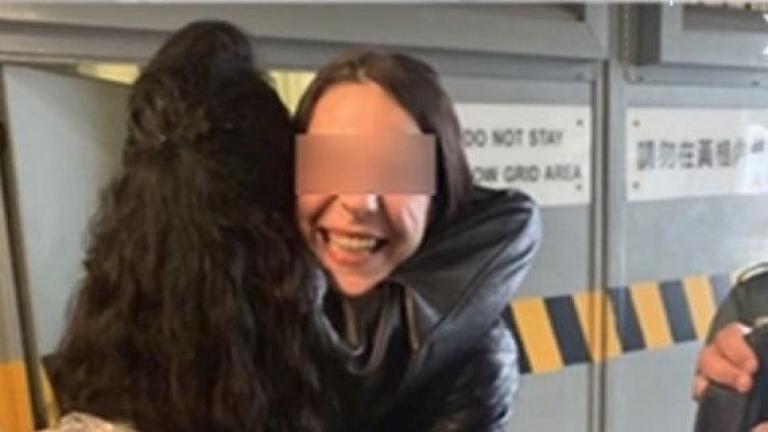  Η Ειρήνη Μελισσαροπούλου βρήκε πριν από λίγο-ώρα Χονγκ Κονγκ- από τις φυλακές, πανηγυρίζοντας την αθώωσή της, ενώ και ο δικηγόρος της δεν μπορεί να πιστέψει αυτό που έχει συμβεί (photo-video)