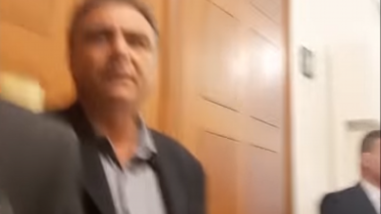 «Θερμό» επεισόδιο στη Βουλή-Ο Κασιδιάρης προσπάθησε να εισβάλει στο γραφείο του Βούτση (video)