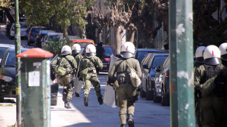 Σε εξέλιξη βρίσκονται συγκρούσεις αντεξουσιαστών με άνδρες των ΜΑΤ στα Εξάρχεια