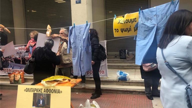 Φασολάδα της «ολιγαρκούς αφθονίας» μοιράζουν οι καθαρίστριες των νοσοκομείων που διαμαρτύρονται στο υπουργείο Υγείας 